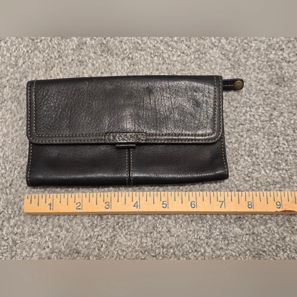 Fossil Leather Wallet Black Pockets Minimalist Simple Classic Chic Boho